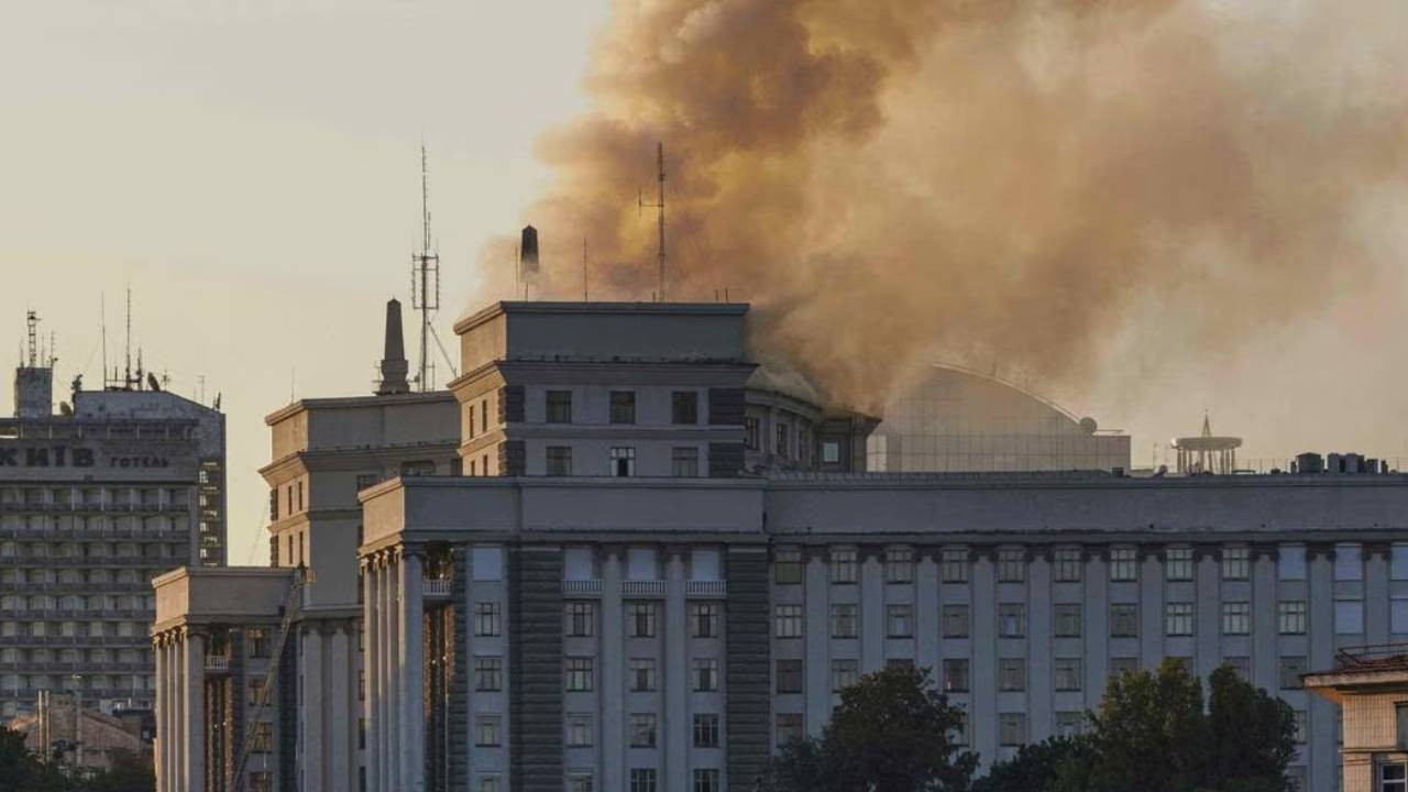 Rusya, Ukrayna'ya en büyük hava saldırısını gerçekleştirdi: İlk kez hükümet binası vuruldu