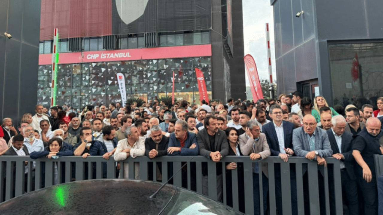 CHP İstanbul İl Başkanlığı binasını kapatma kararı aldı