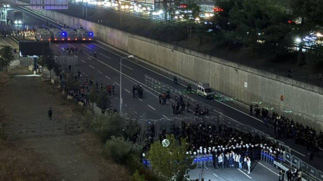 CHP önündeki polis ablukası sürüyor... Gürsel Tekin: İl binasına gideceğim