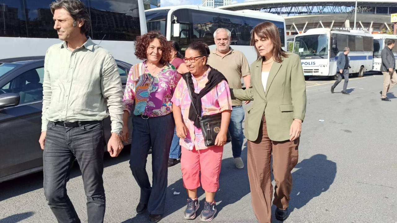 DEM Parti heyeti CHP İstanbul İl Binası’na geldi: Çok iyi biliyoruz ki barış demokrasi olmadan gerçekleşemez