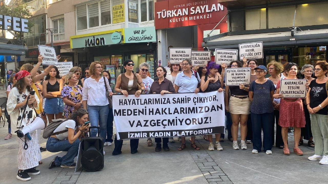 İzmir Kadın Platformu üyeleri Kadınlar İzmir'de hakları için sokağa çıktı