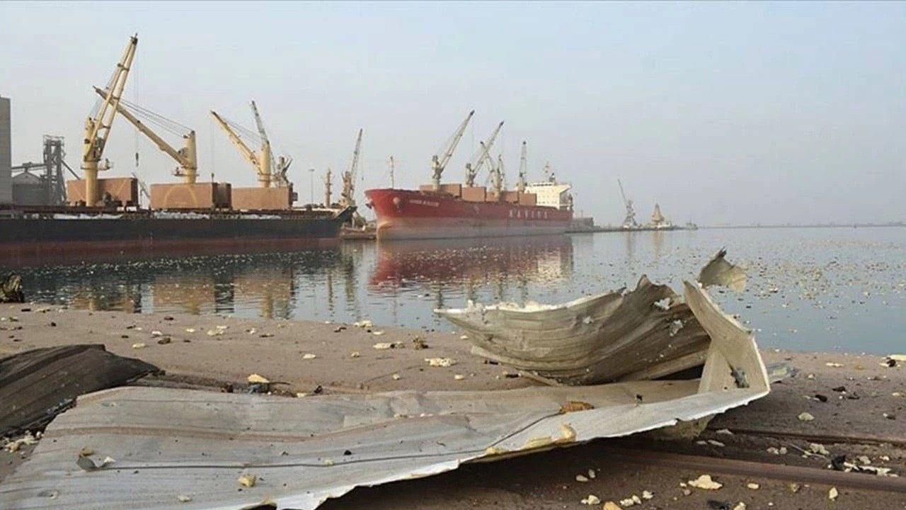 İsrail Yemen'i vurdu: Hudeyde Limanı bombalandı
