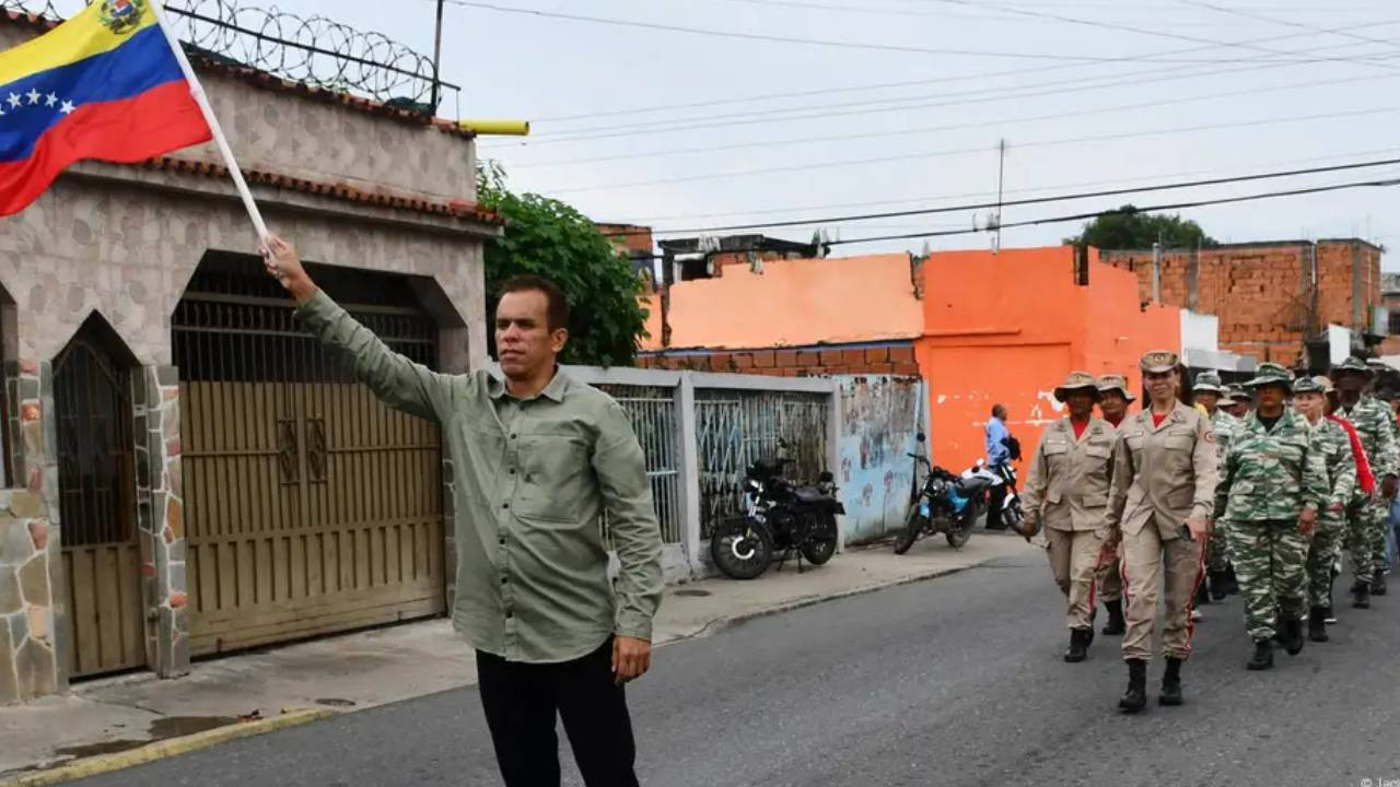 Trump'ın tehditlerine karşı Venezuela sivillere askeri eğitim veriyor: "Kışlalar halka gidiyor"