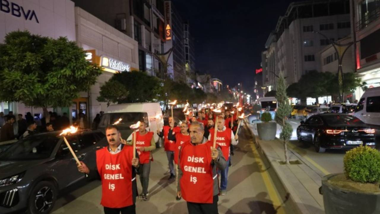 58 gündür direnen işçiler, meşaleli yürüyüş gerçekleştirdi