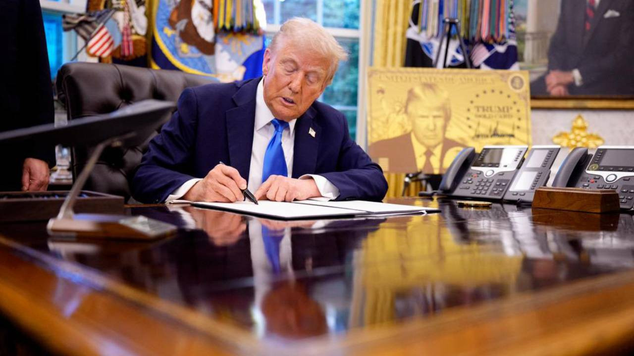 Trump ilaç ithalatına yüzde 100 gümrük vergisi getirdi