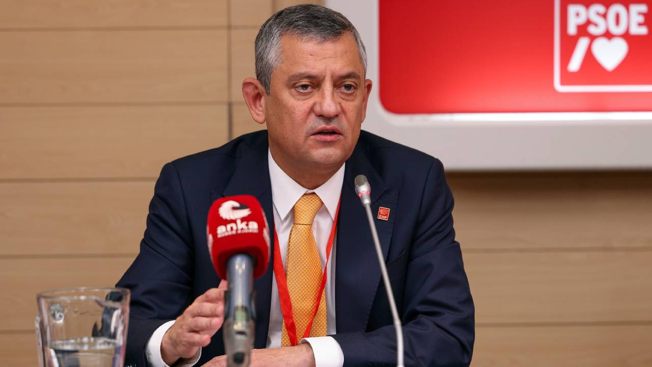 Özgür Özel Madrid'de konuştu: 'Otoriterler dayanışıyor, demokratlar arasındaki dayanışma da küresel olmalı'