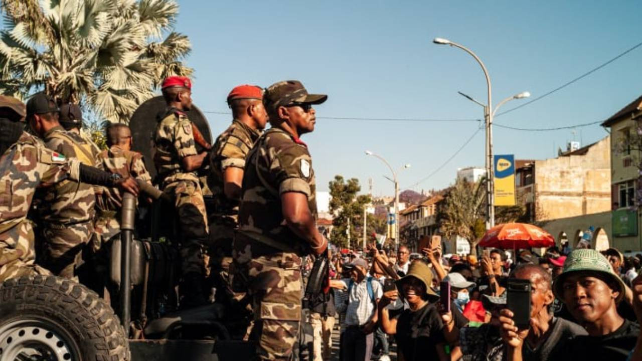 Madagaskar'da ordu yönetime el koydu