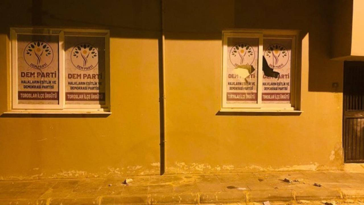 DEM Parti binasına taşlı saldırı