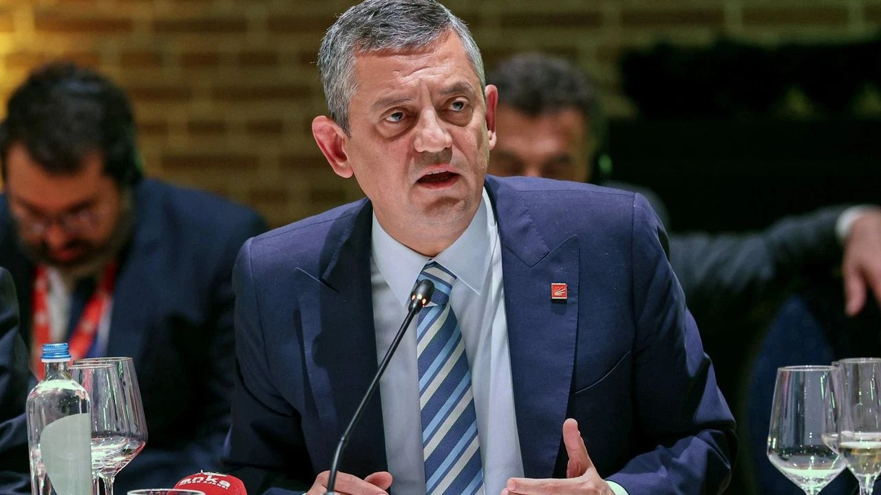 Özgür Özel PES kongresinde konuştu: Demokrasi mi, otokrasi mi?