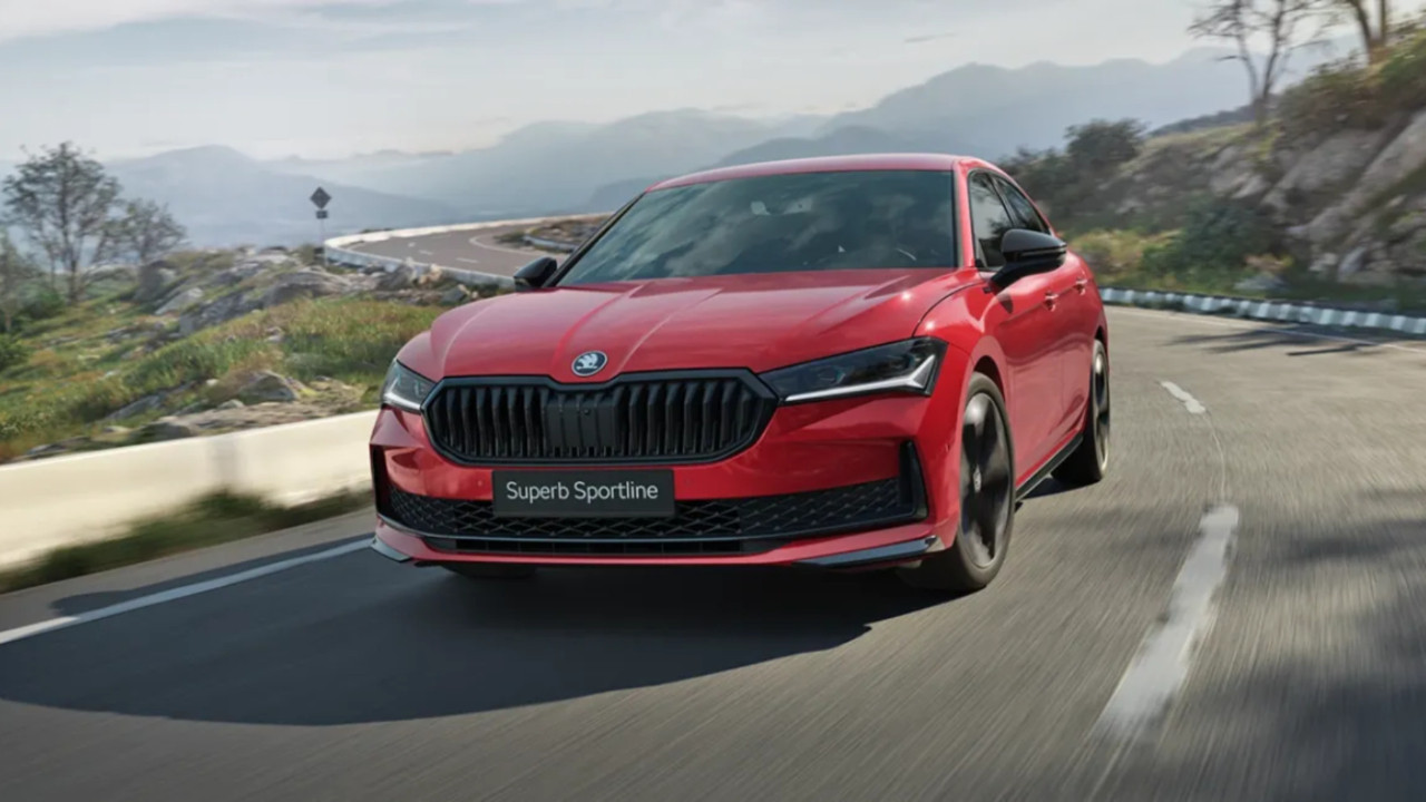 Yeni Skoda Superb Plug-in Hybrid: 150 km Elektrik Menzili, 204 Beygir Güçle Sessiz Devrim!