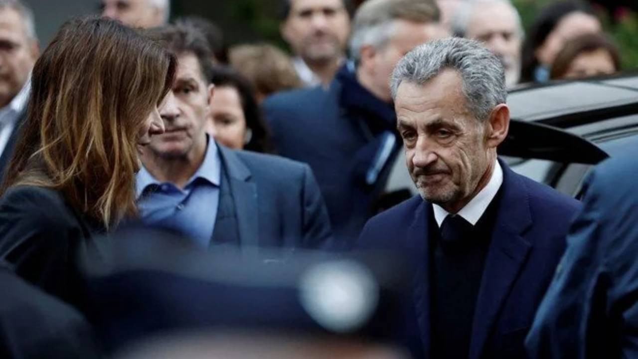 Eski Fransa Cumhurbaşkanı Sarkozy cezaevine girdi