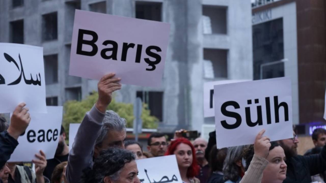Polis ablukasında barış açıklaması