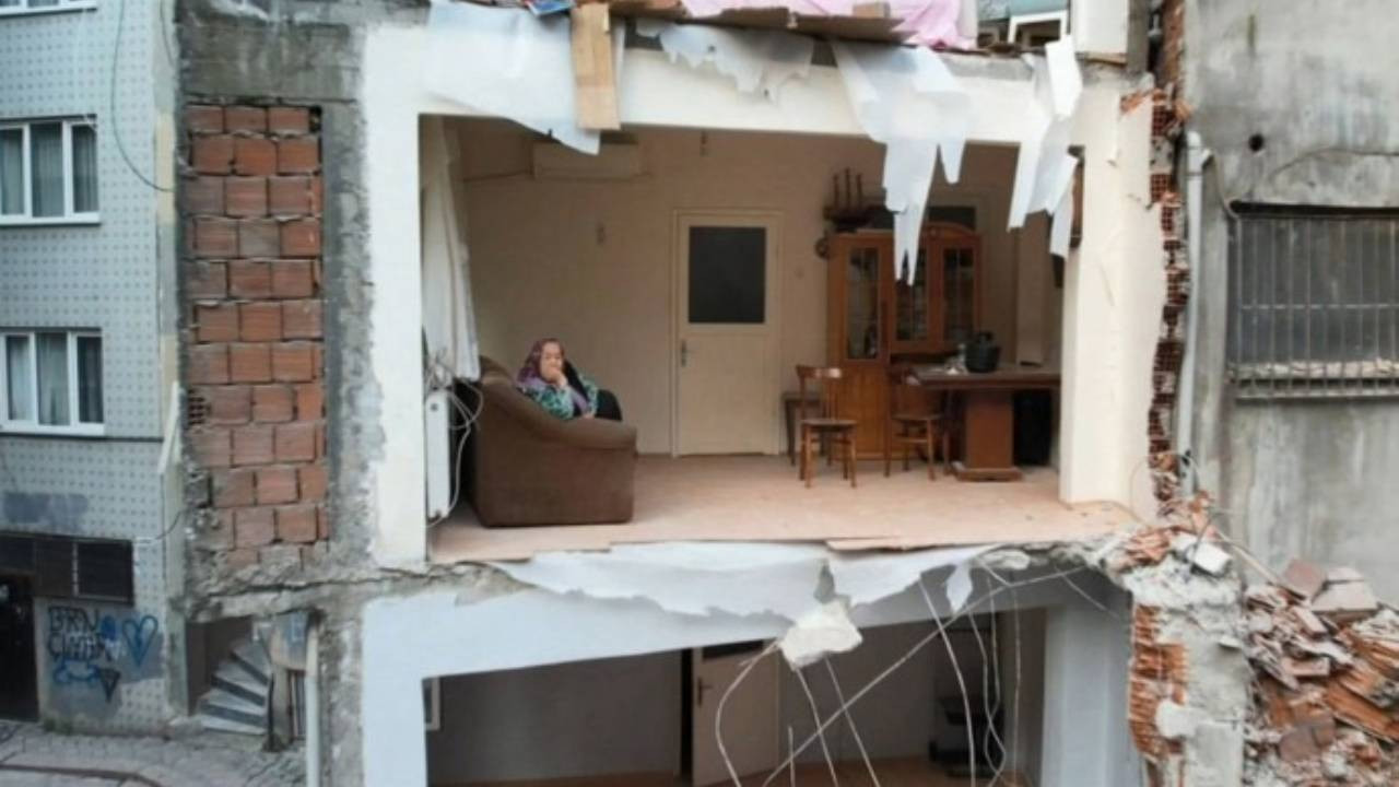 'Kontrollü yıkım' yan binanın duvarını da aldı