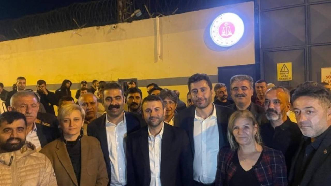 Tahliye edilen Akdeniz Belediyesi Eşbaşkanları cezaevinden çıktı
