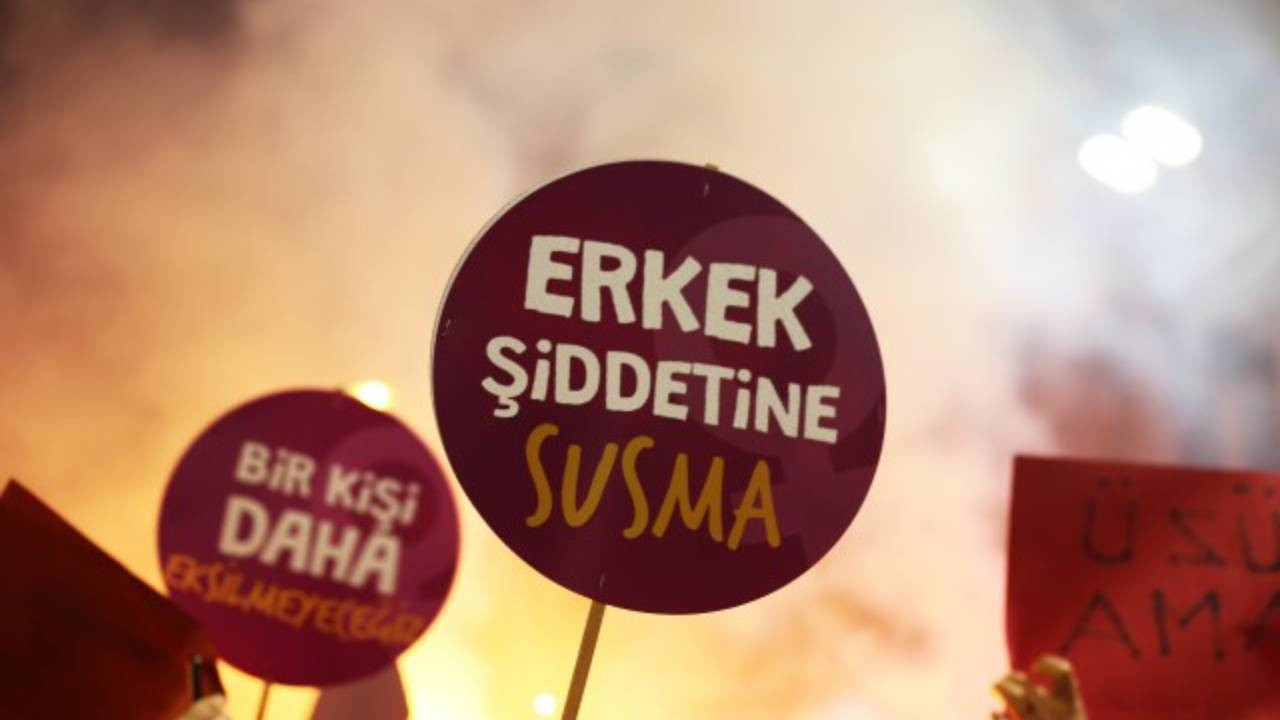 Sûr’da kadınların yaşadığı eve cüppeli ve sarıklı şahıslardan saldırı