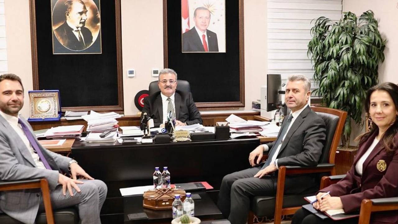 Çalışma ve Sosyal Güvenlik Bakan Yardımcısı Özçelik TÜRK-İŞ, HAK-İŞ ve DİSK temsilcileri ile görüştü