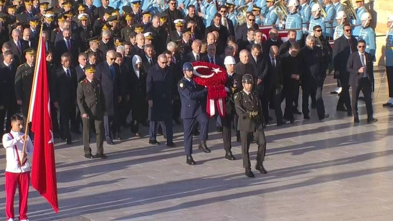 Devlet erkânı Anıtkabir'de; Bahçeli de törende yerini aldı