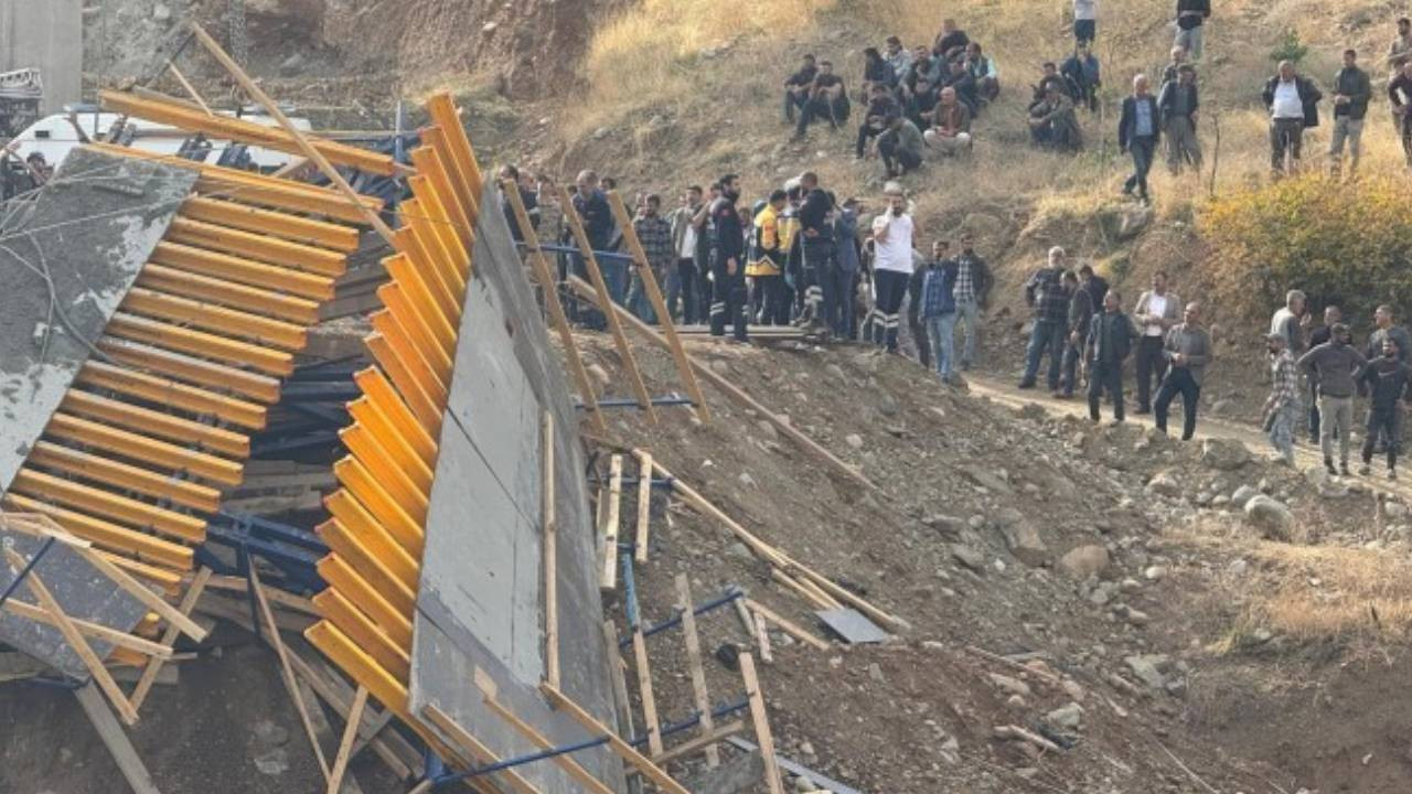 Diyarbakır'da köprü inşaatı çöktü: 3 işçi yaşamını yitirdi