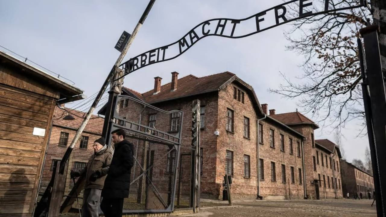 Almanya'da Holokost eserlerinin satışı iptal edildi