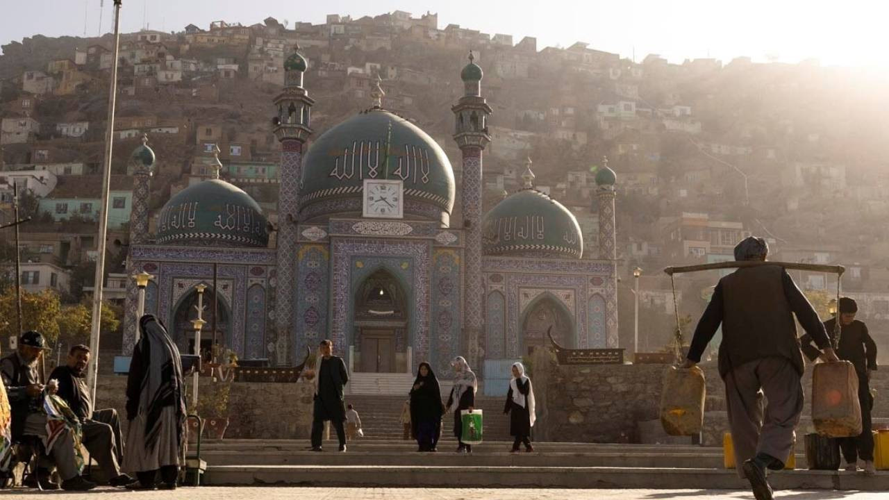 Taliban Şii okullarında kitap toplatıyor; Mezhepsel baskı artıyor