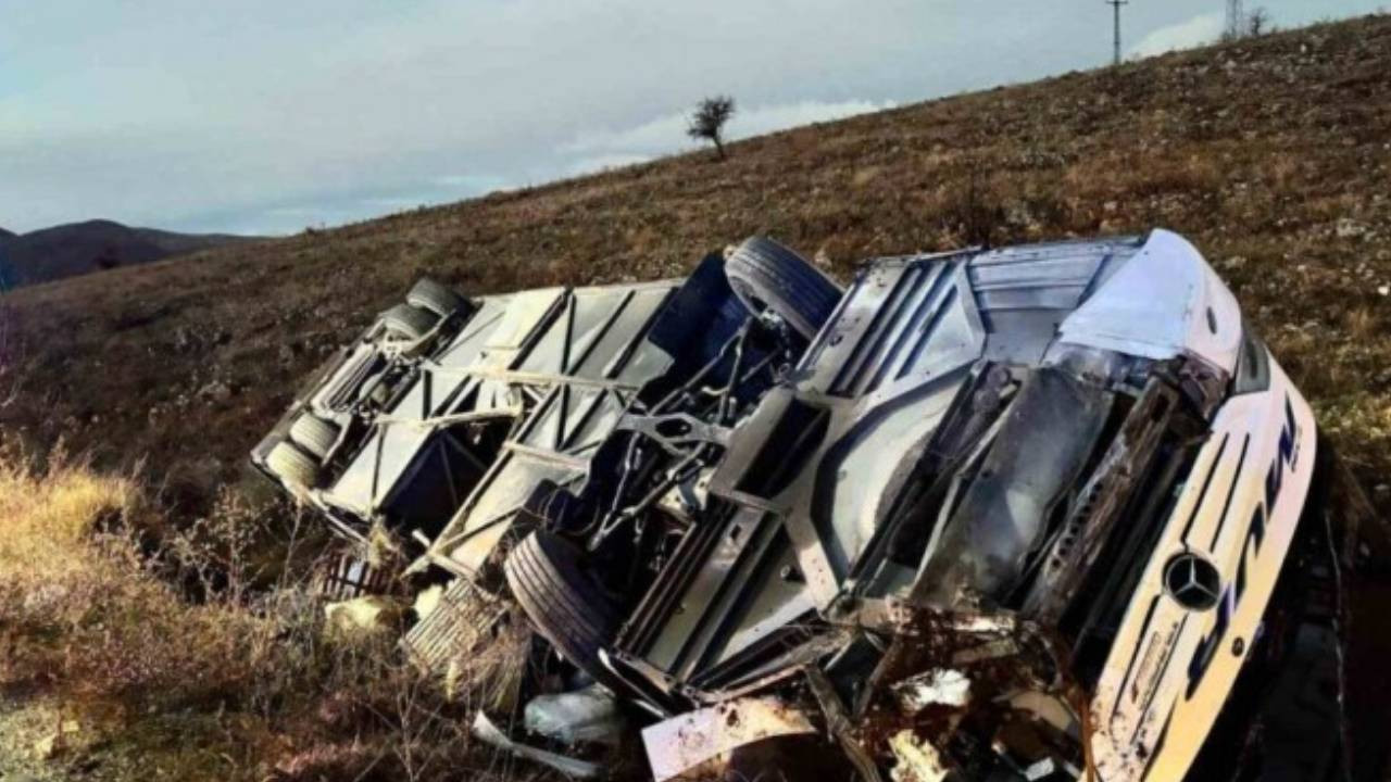 Yolcu otobüsü devrildi: 2 ölü, 21 yaralı
