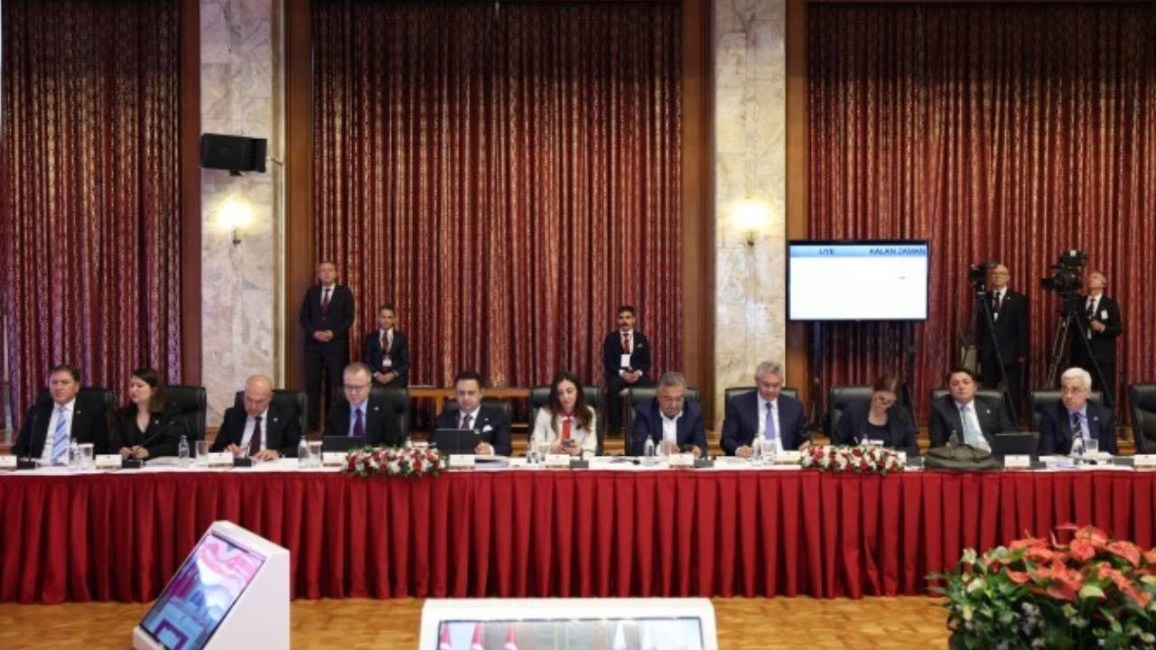 Partilerin komisyon raporunda hangi başlıklar var? | AKP: Kayyımlar kalkmalı, CHP: TMK değişmeli