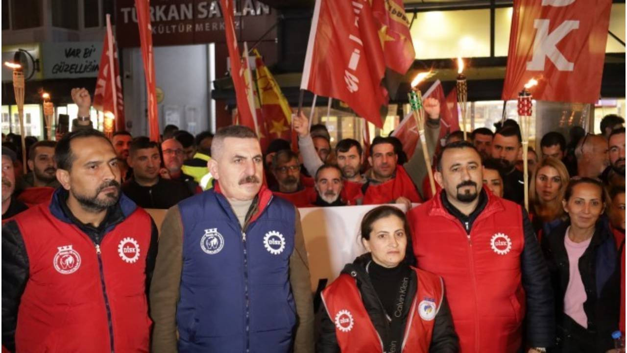 İzBB işçilerinden meşaleli yürüyüş: Müzakere masası kuralım