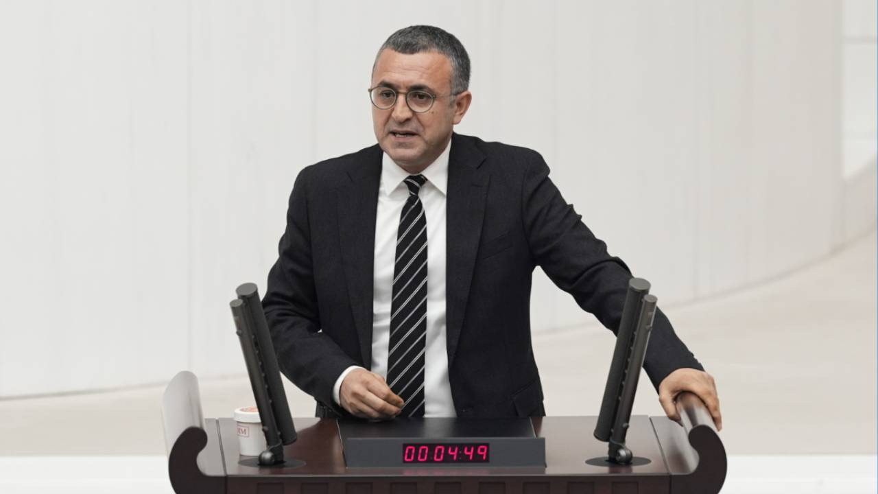 DEM Partili Serhat Eren’den İçişleri Bakanına: “Uyuşturucu baronlarının değil, hâlâ Kürtçe ıslık çalanın peşindesiniz”