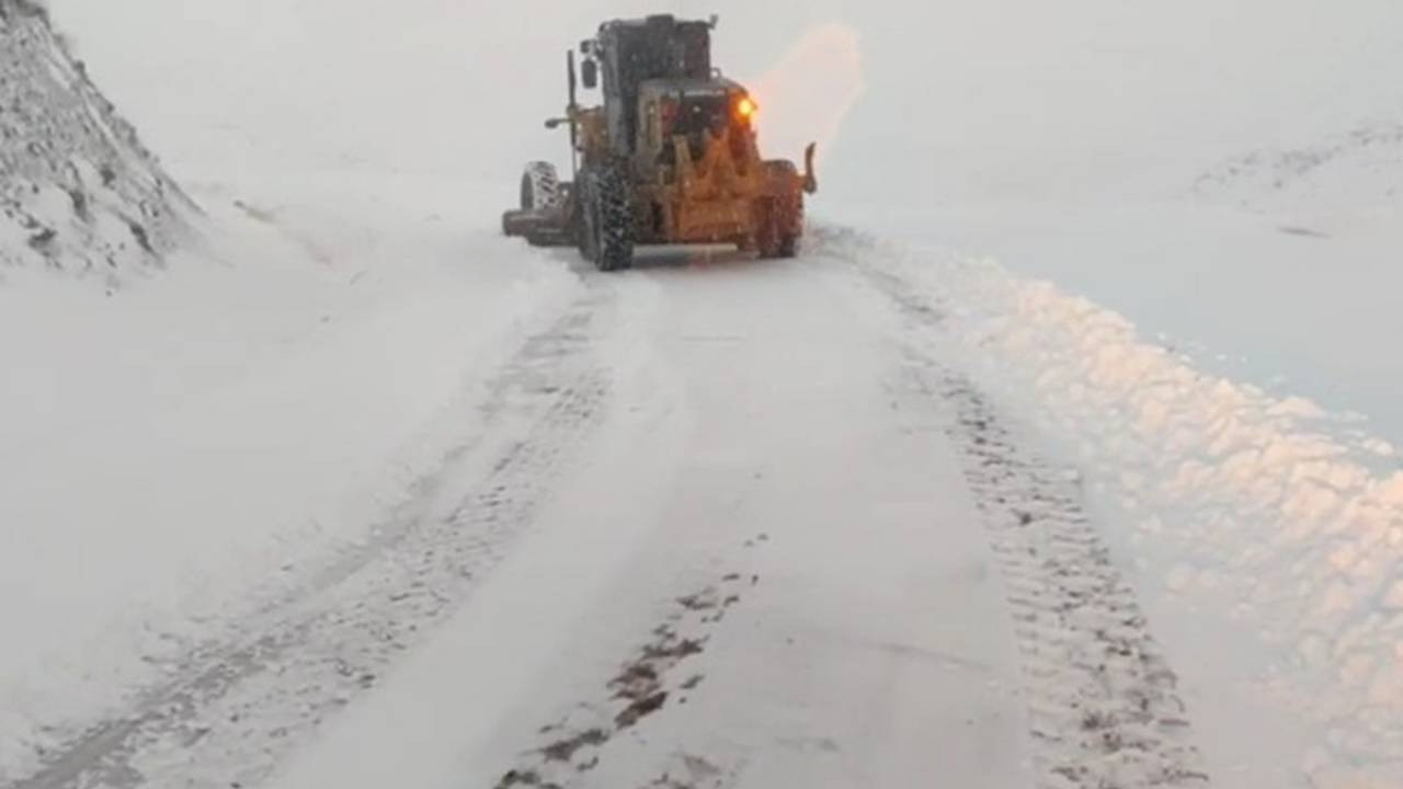 Siirt’te kar yağışı nedeniyle 15 köy yolu ulaşıma kapandı
