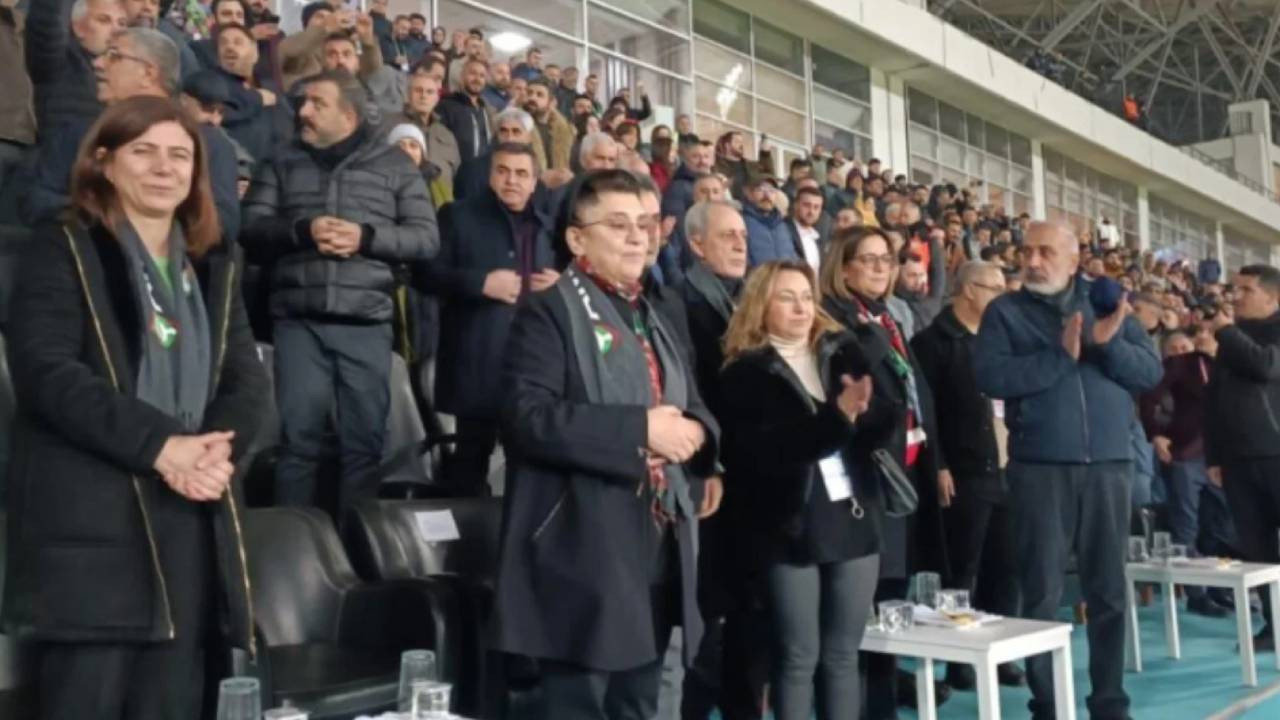 Leyla Zana Amedspor maçını izlemek için tribününde: 'Leyla Zana onurumuzdur' tezahüratları