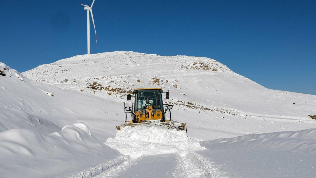 Van ve Kars'ta kar yağışı: Köy yolları kapandı, uçak seferleri iptal edildi
