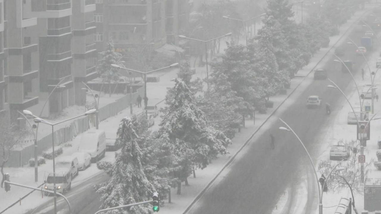 Diyarbakır'da kar yağışı: Okullar tatil edildi