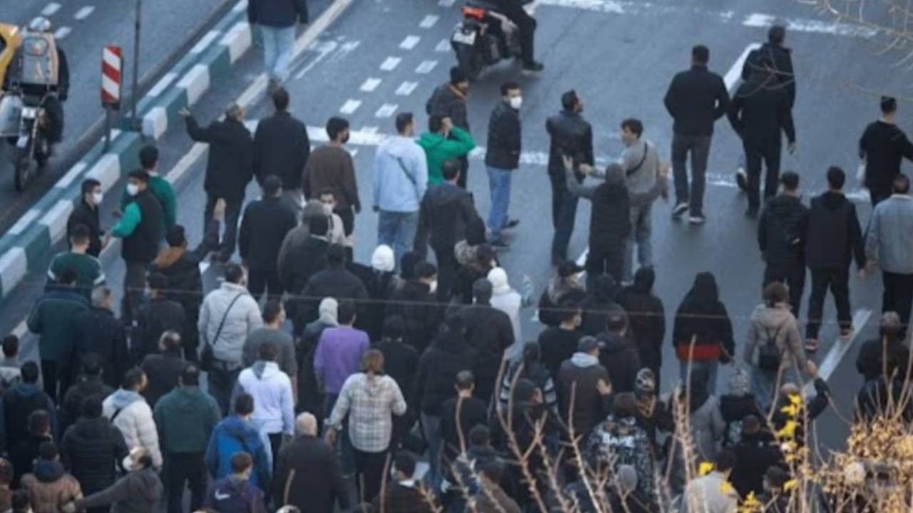 İran’da ekonomik kriz protestolara dönüştü: Merkez bankası başkanı istifa etti