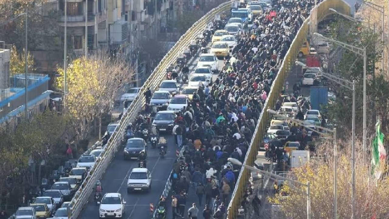 İran'da halk sokağa indi, Pezeşkiyan diyalog çağrısı yaptı