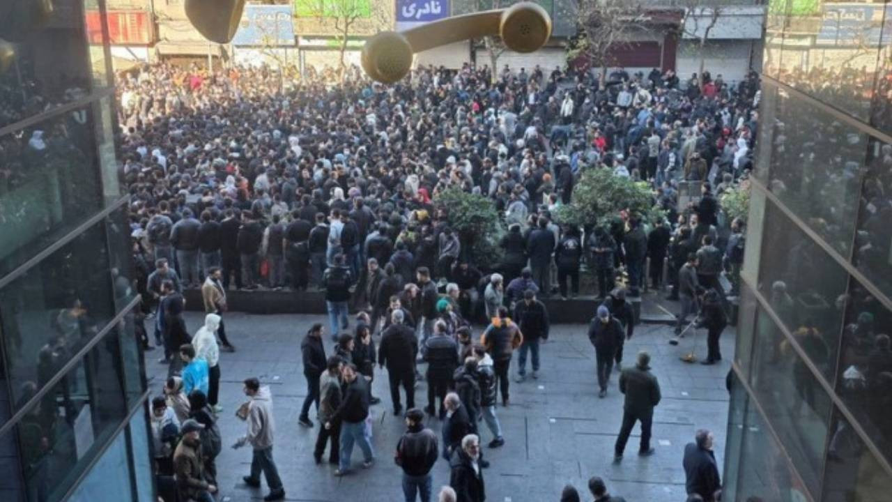 İran'da protestolar 3. gününde: Halka 'itidal' çağrısı