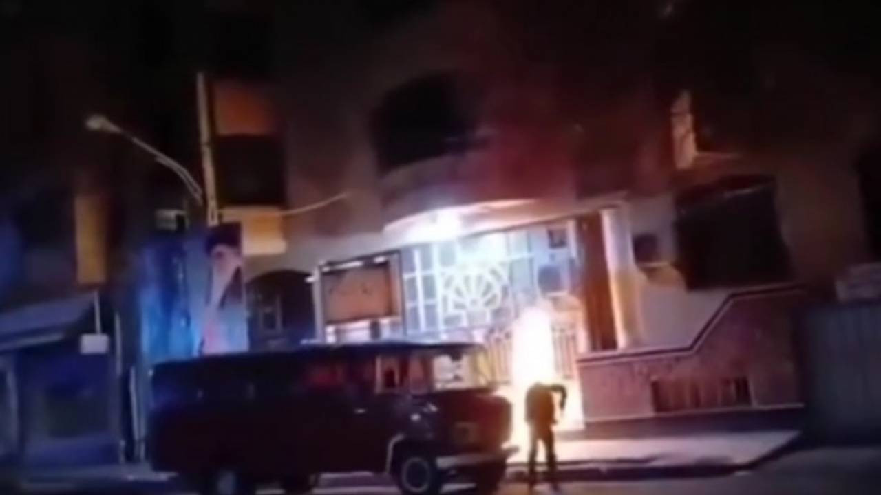 Tebriz'de esnaf odası ateşe verildi