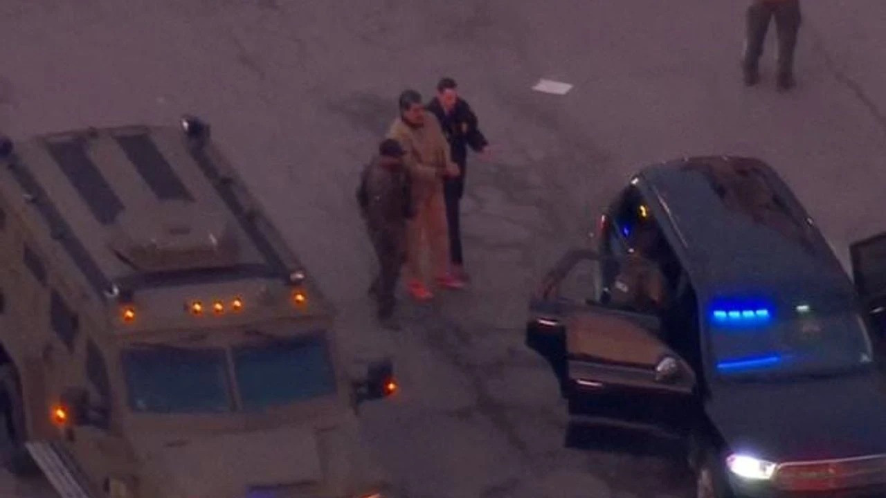 ABD tarafından kaçırılan Maduro mahkemeye götürülüyor