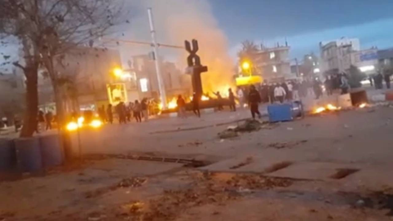 DEM Parti MYK'dan İran'a çağrı: Şiddeti durdurun, demokrasiye yanıt verin