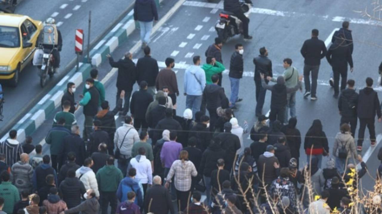 İran'da protestolar 13'üncü gününde: Yüzbinlerce kişi ayakta