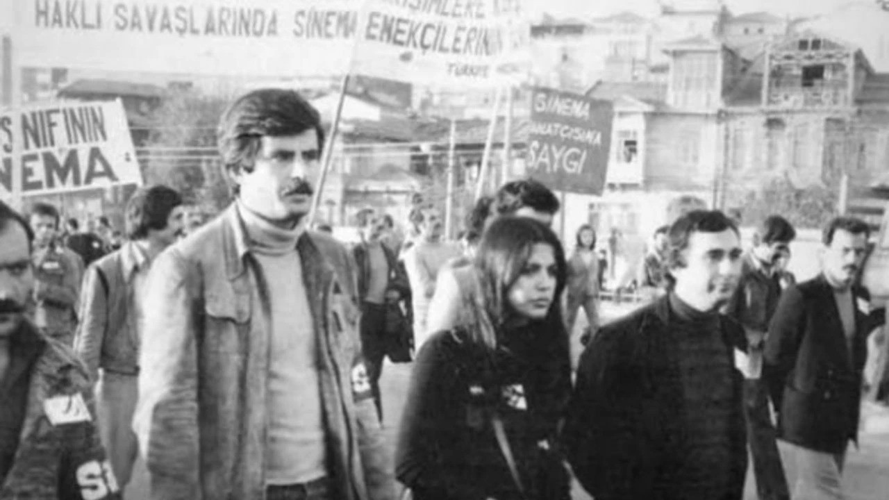 Tarık Akan'ın 'Anne Kafamda Bit Var' kitabı tiyatro sahnesine taşınıyor