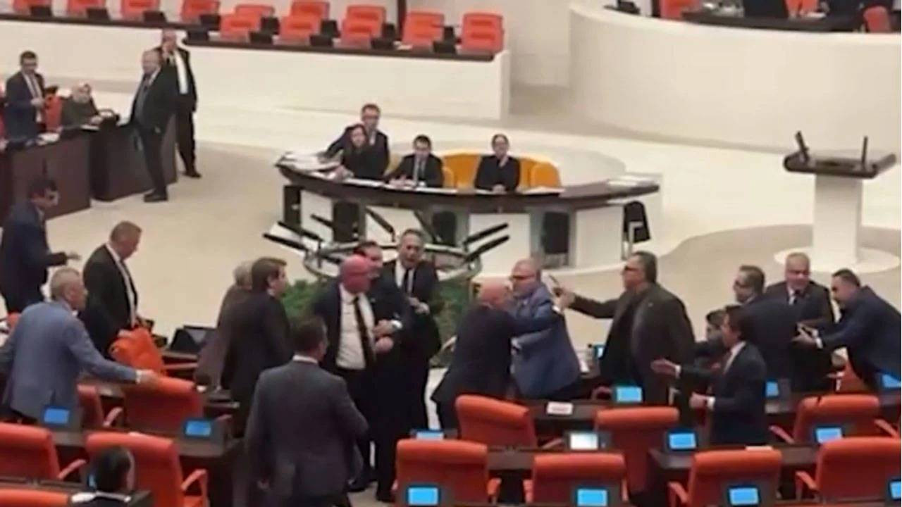 Meclis'te arbede: AKP'li ve CHP'li vekiller birbirine girdi