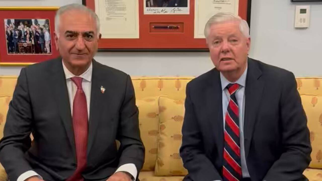 İran protestoları sürerken ABD’li senatör Pehlevi ile sahnede