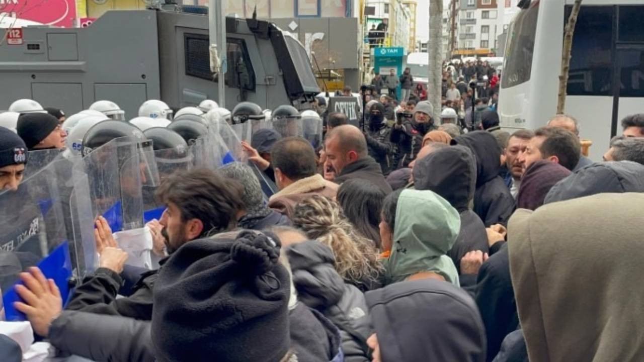 Van'da yürüyüşe saldırı: 100’e yakın kişi darp edilerek gözaltına alındı