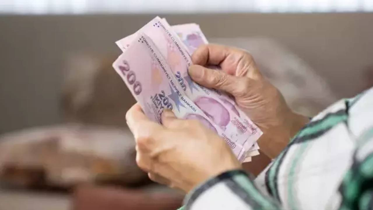 Emekli maaşı: Meclis açlık sınırın altında kalan 20 bin liraya onay verdi