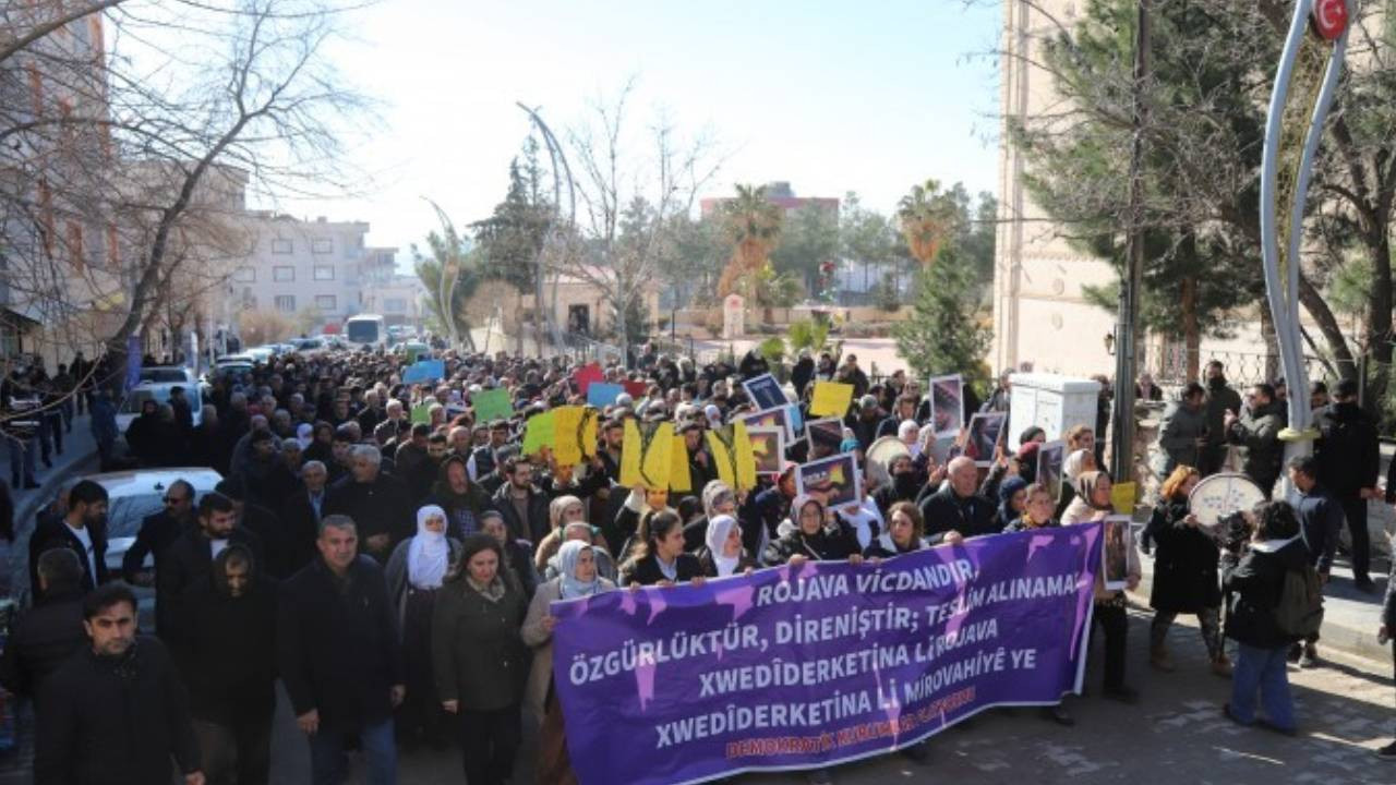Diyarbakır, Van, Hakkari, Ağrı, Mardin, Şırnak'ta binlerce kişi Rojava için yürüdü