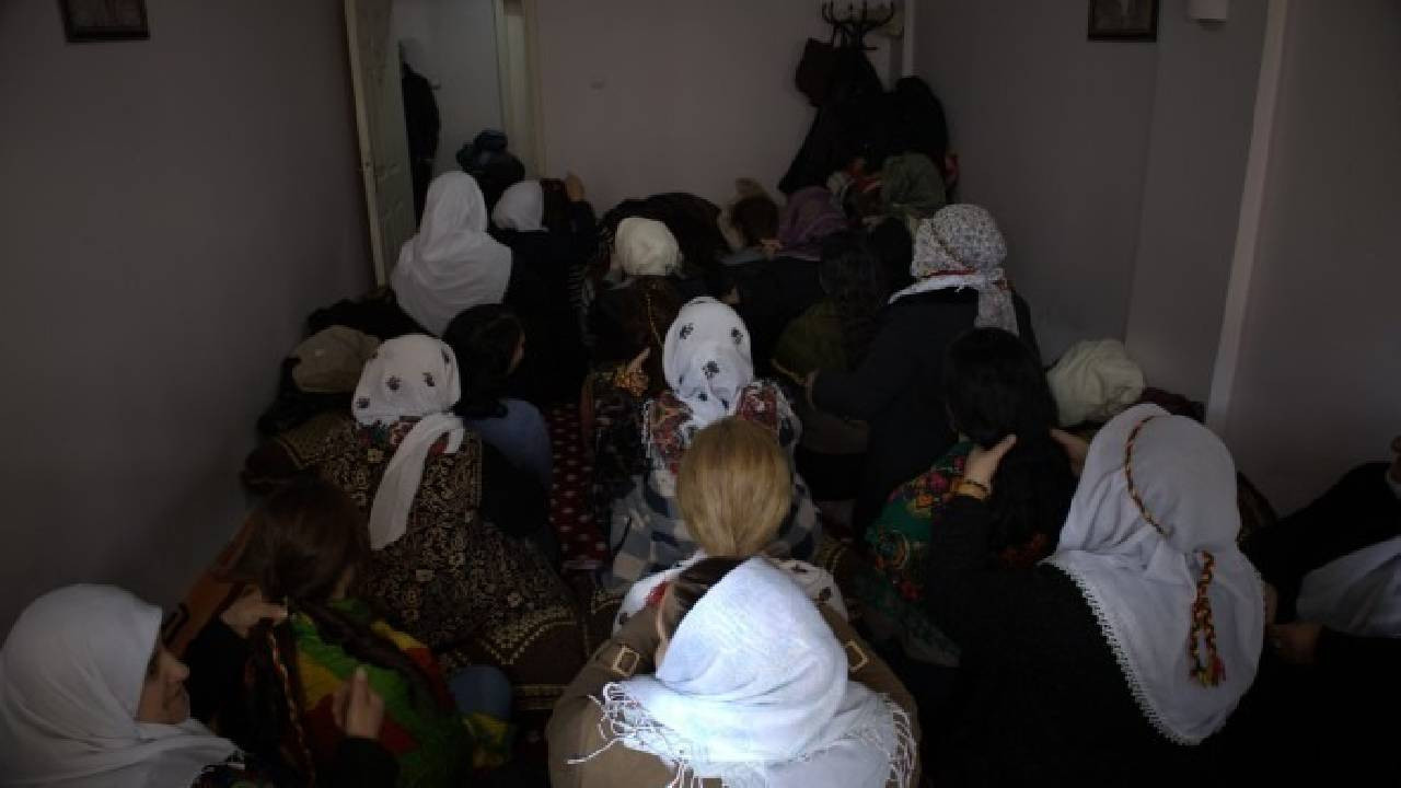 Barış Anneleri saç örme kampanyasına destek verdi