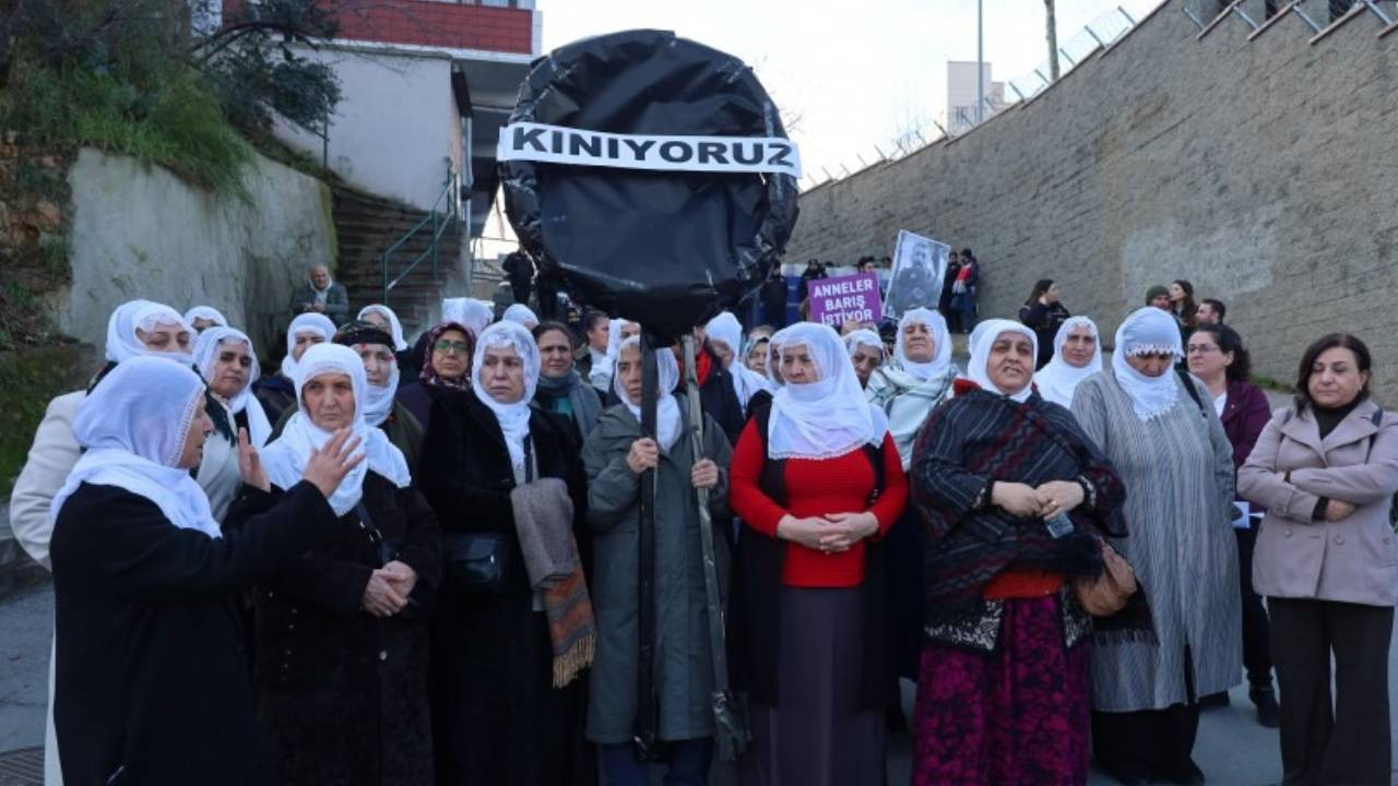 Barış Anneleri'nden ABD'ye siyah çelenkli protesto