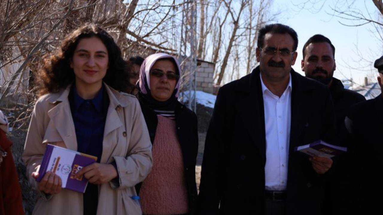 Gerekçe 'Jin, jiyan, azadî' pankartı; DEM Partili Belediye Eşbaşkanları gözaltına alındı