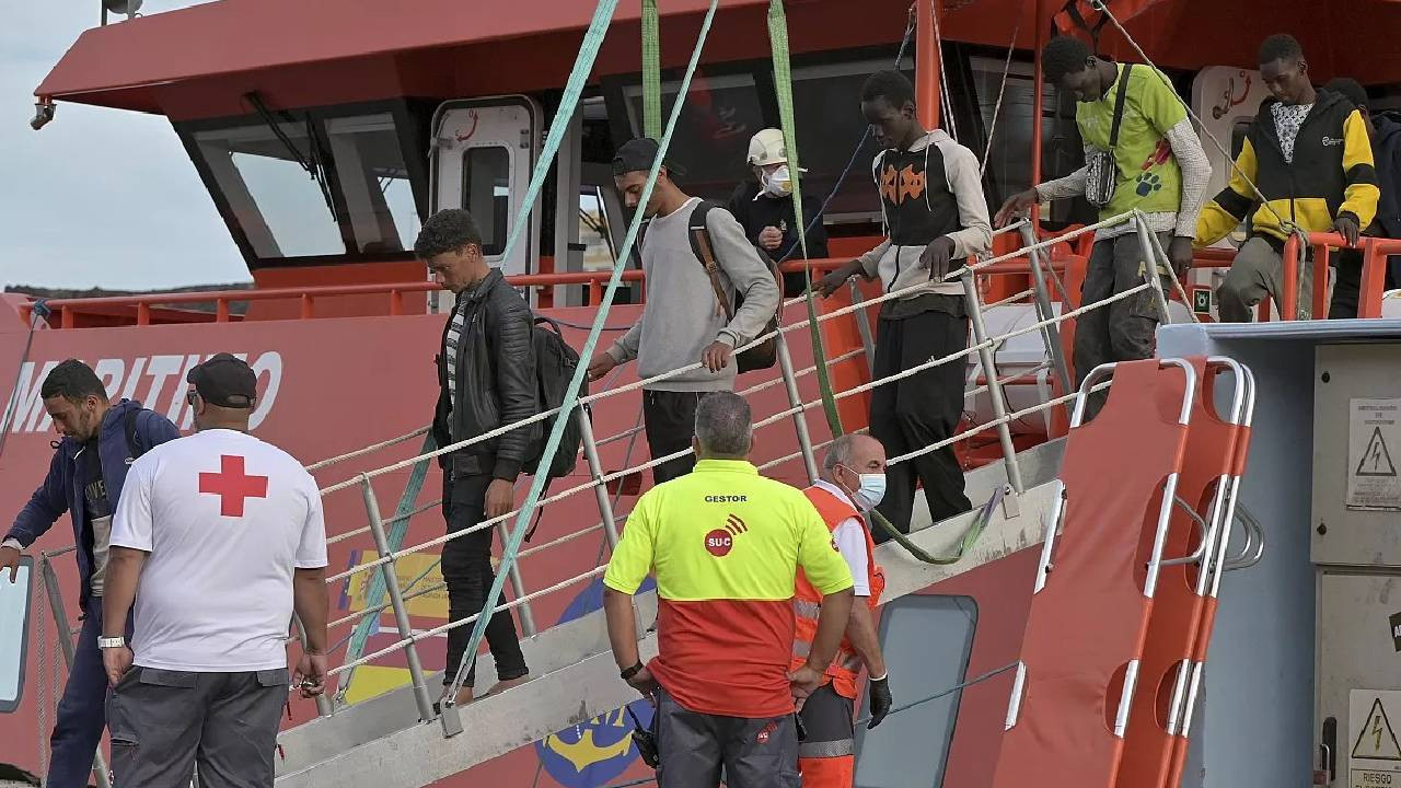 İspanya 500 bin belgesiz göçmene oturum izni veriyor