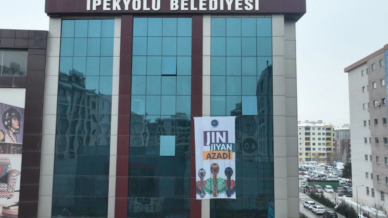 Van'da belediyelere asılan saç örgülü pankartlar polis tarafından söküldü